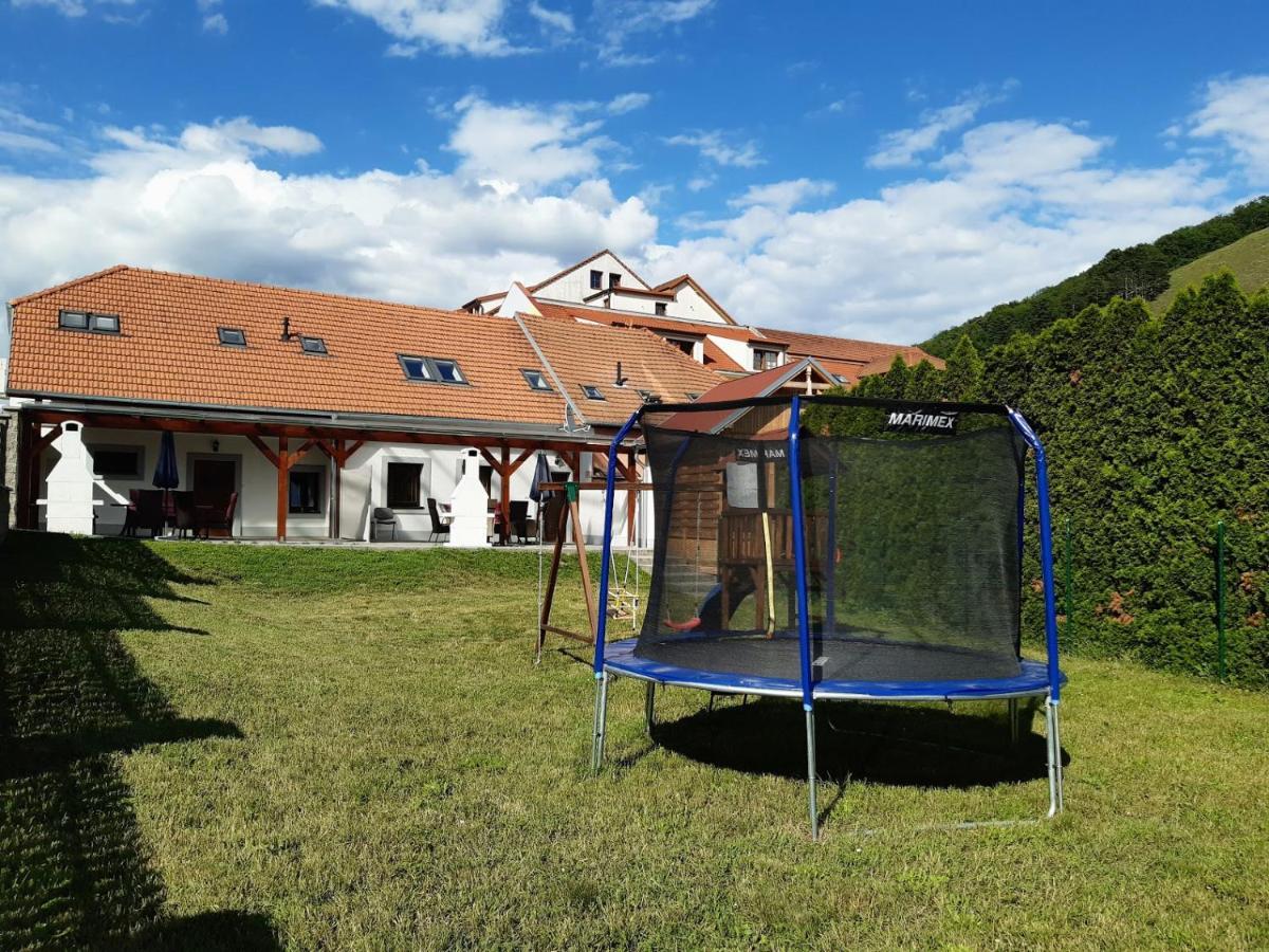 Saeli Apartments Микулов Екстериор снимка