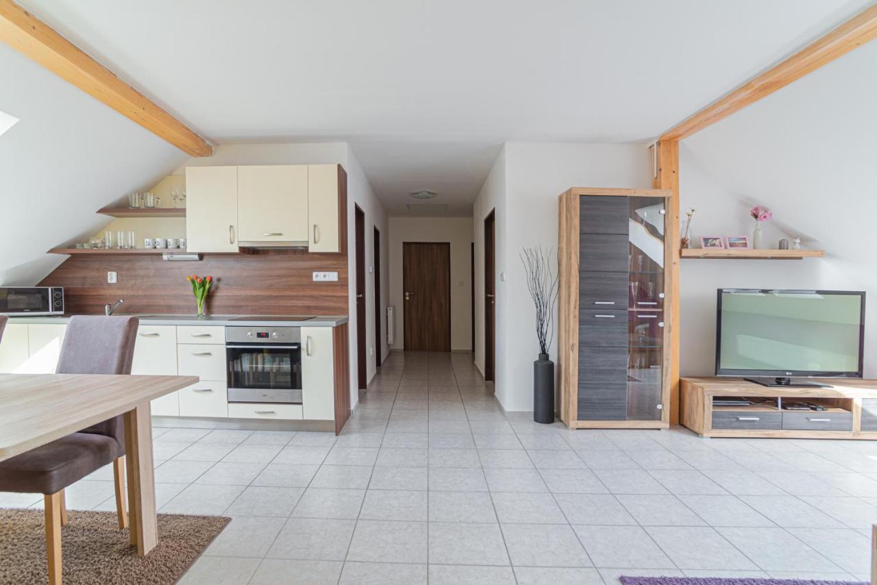 Saeli Apartments Микулов Екстериор снимка