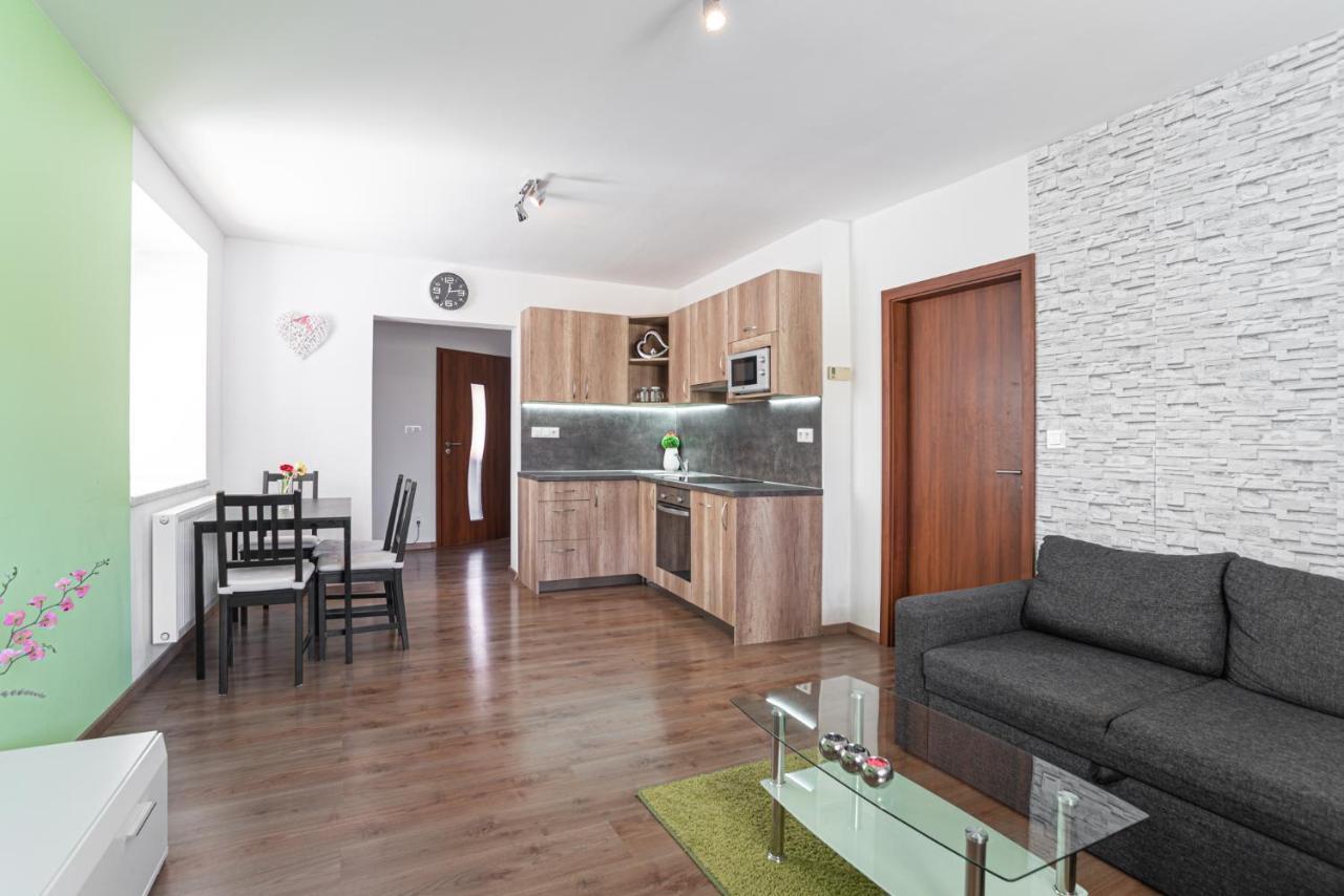 Saeli Apartments Микулов Екстериор снимка