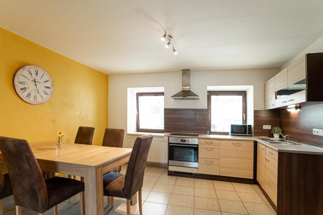 Saeli Apartments Микулов Екстериор снимка